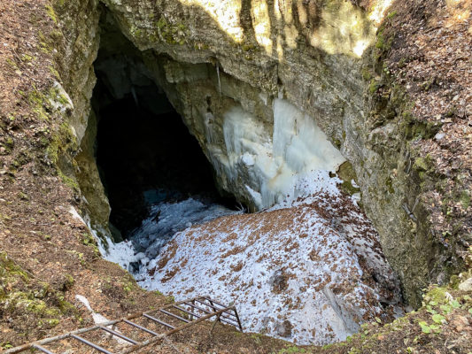 2021 visite de la glacière Saint-Livres dans le Jura avec Inès Thoms de Zenaventures 1