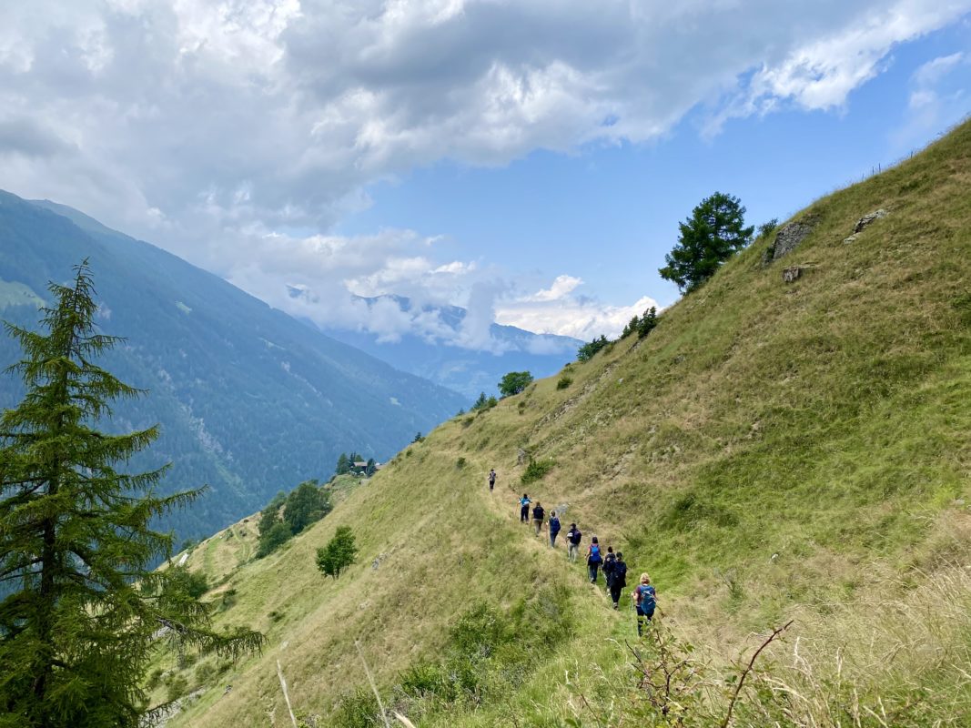 Activités Randos Yoga, Randonnée et yoga dans le Val d'Hérens à Eison pour l'Ascension marche en conscience et méditation ZenAventures