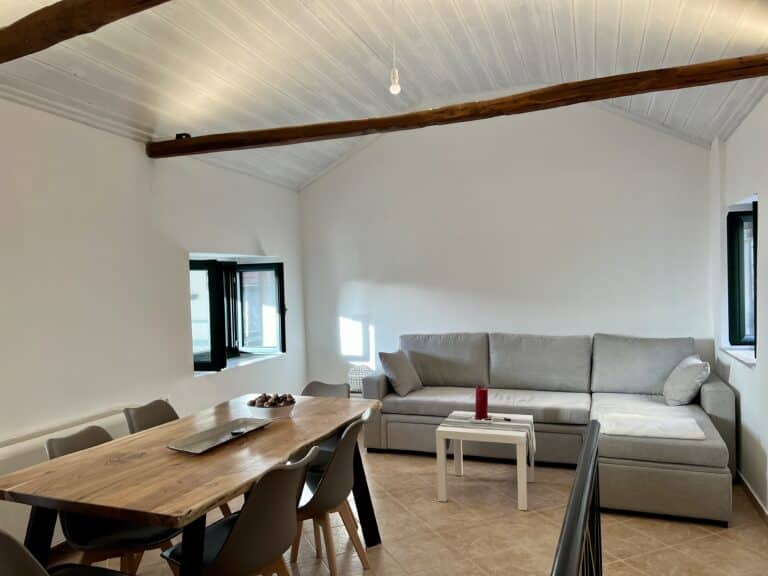 Cosineshouse, maison traditionnelle à Leonidio, Grèce. Séjours, retraites bien-être : yoga, randonnée, escalade, massages et plages.