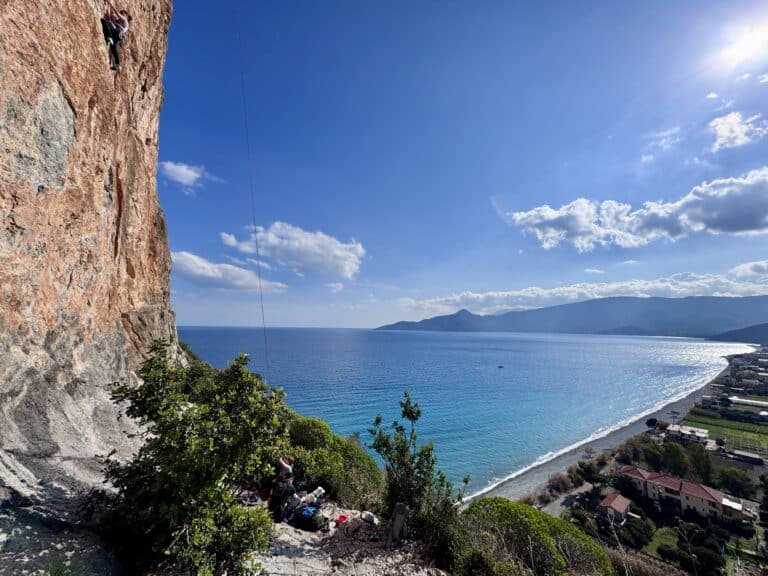 Cosineshouse, maison traditionnelle à Leonidio, Grèce. Séjours, retraites bien-être : yoga, randonnée, escalade, massages et plages.