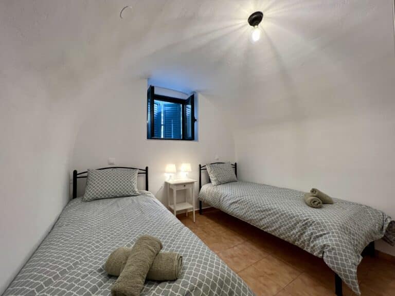 Cosineshouse, maison traditionnelle à Leonidio, Grèce. Séjours, retraites bien-être : yoga, randonnée, escalade, massages et plages.